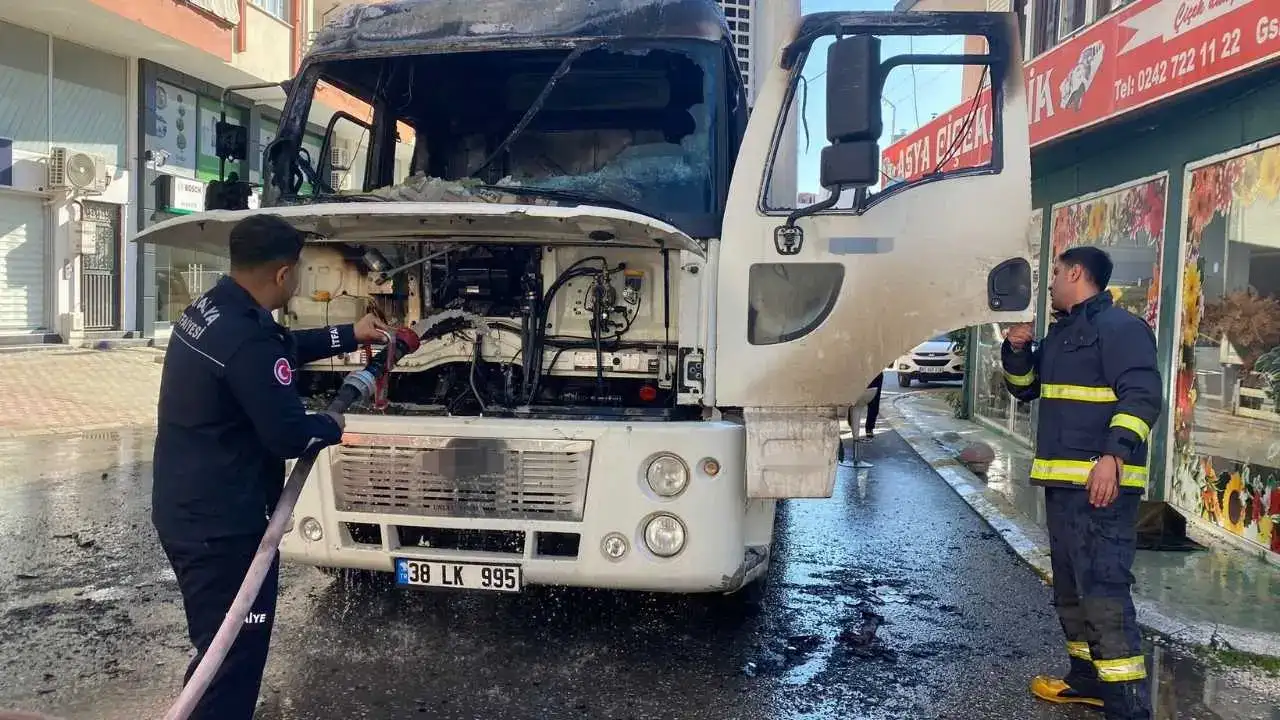 Serik’te Park Halindeki Kamyon Alev Topuna Döndü! 4